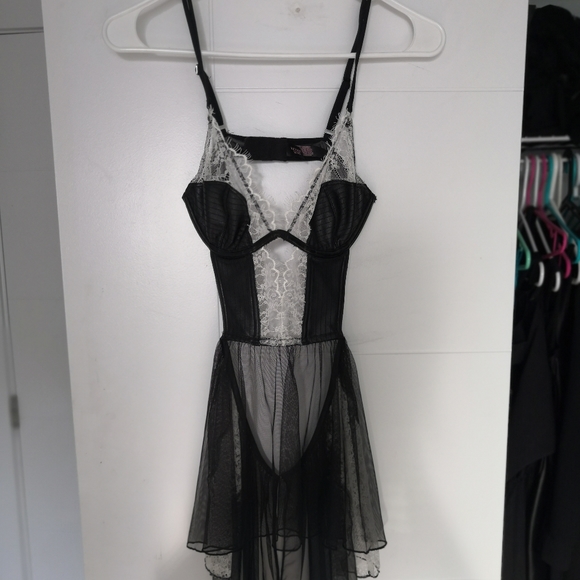 Cute French maid style Victoria's secret l… - Picture 1 of 4